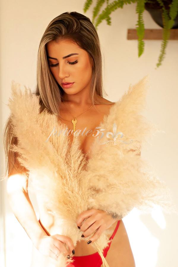 NICOLLE SCHMITT - Acompanhantes Curitiba